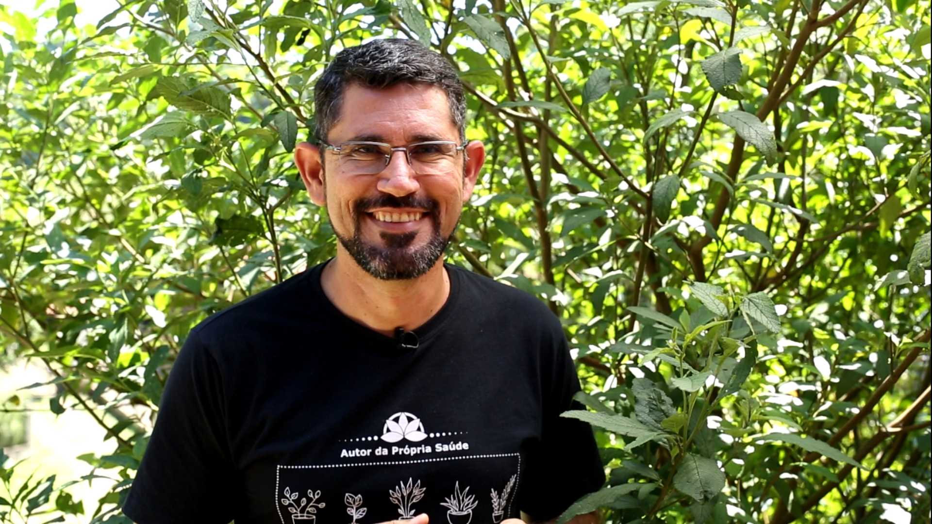 Daniel Forjaz com um pé de erva-baleeira: "meu primeiro vídeo foi sobre essa erva"